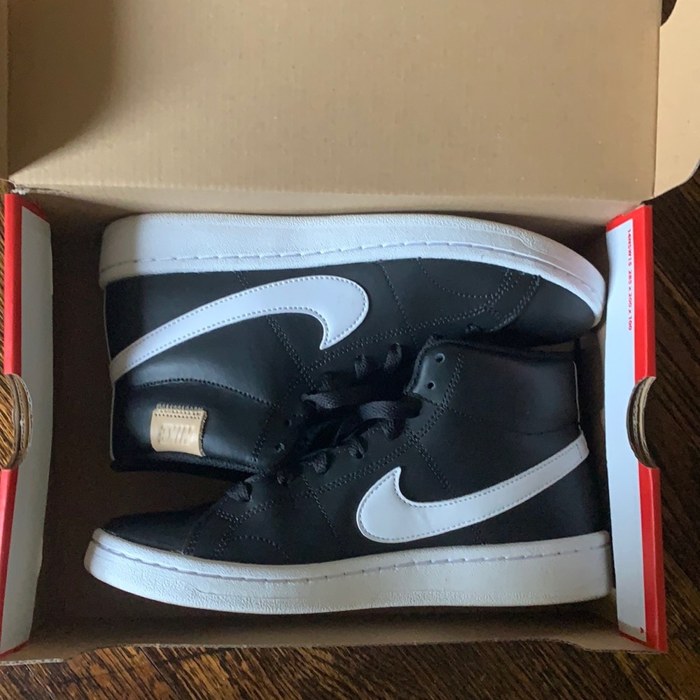 Nike court royale 2 size 7